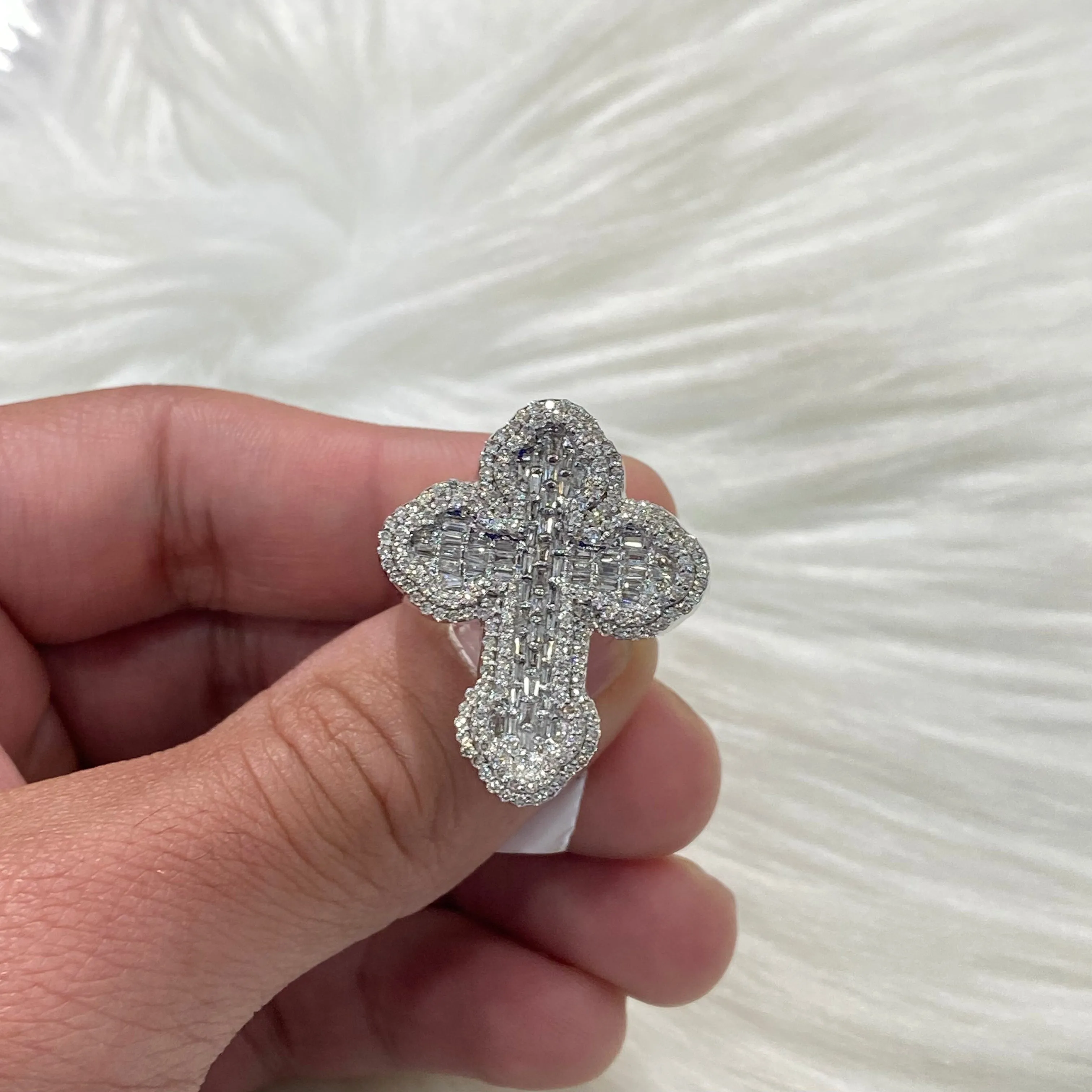 10K White Gold Diamond Cross Ring 1.29Ct Dia / 16.3gr / Size 8.5