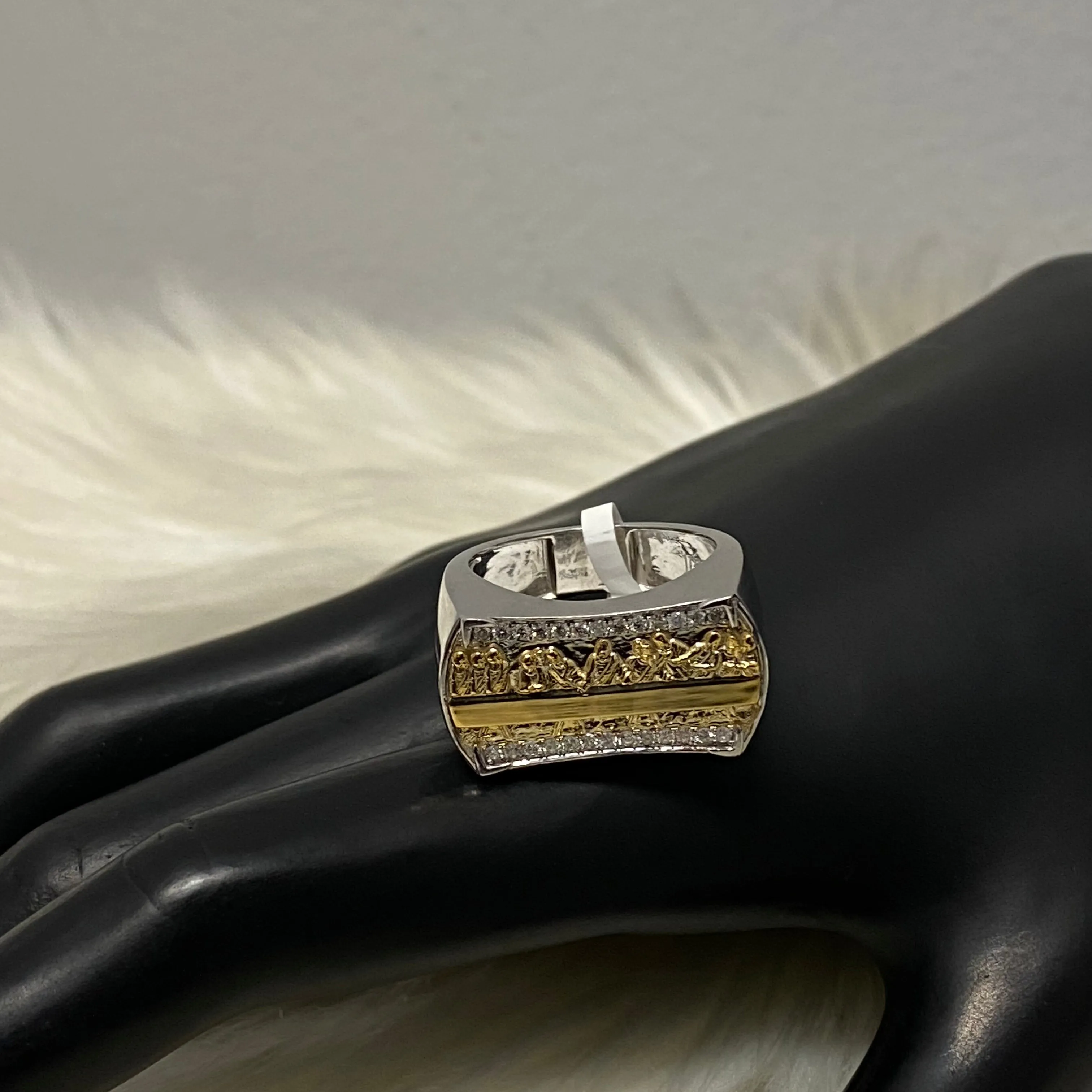 10K White-Yellow Gold Diamond Last Supper Ring 0.29Ct Dia / 9gr / Size 9 / 10