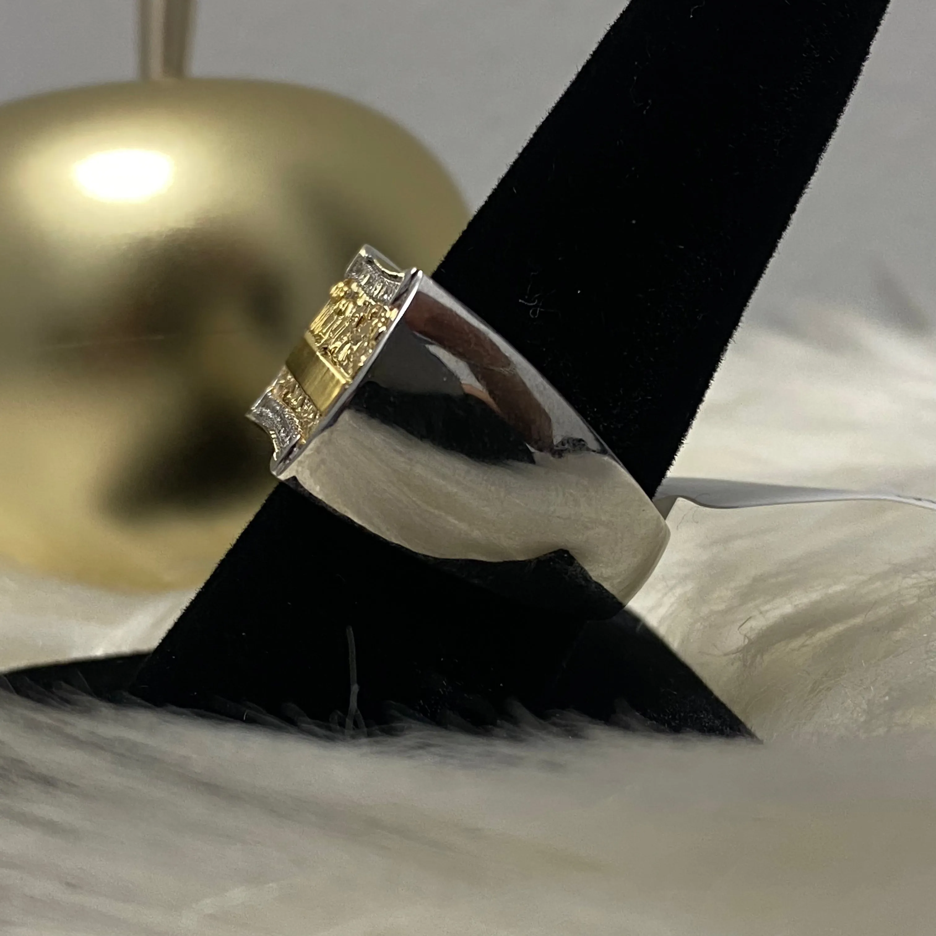 10K White-Yellow Gold Diamond Last Supper Ring 0.29Ct Dia / 9gr / Size 9 / 10