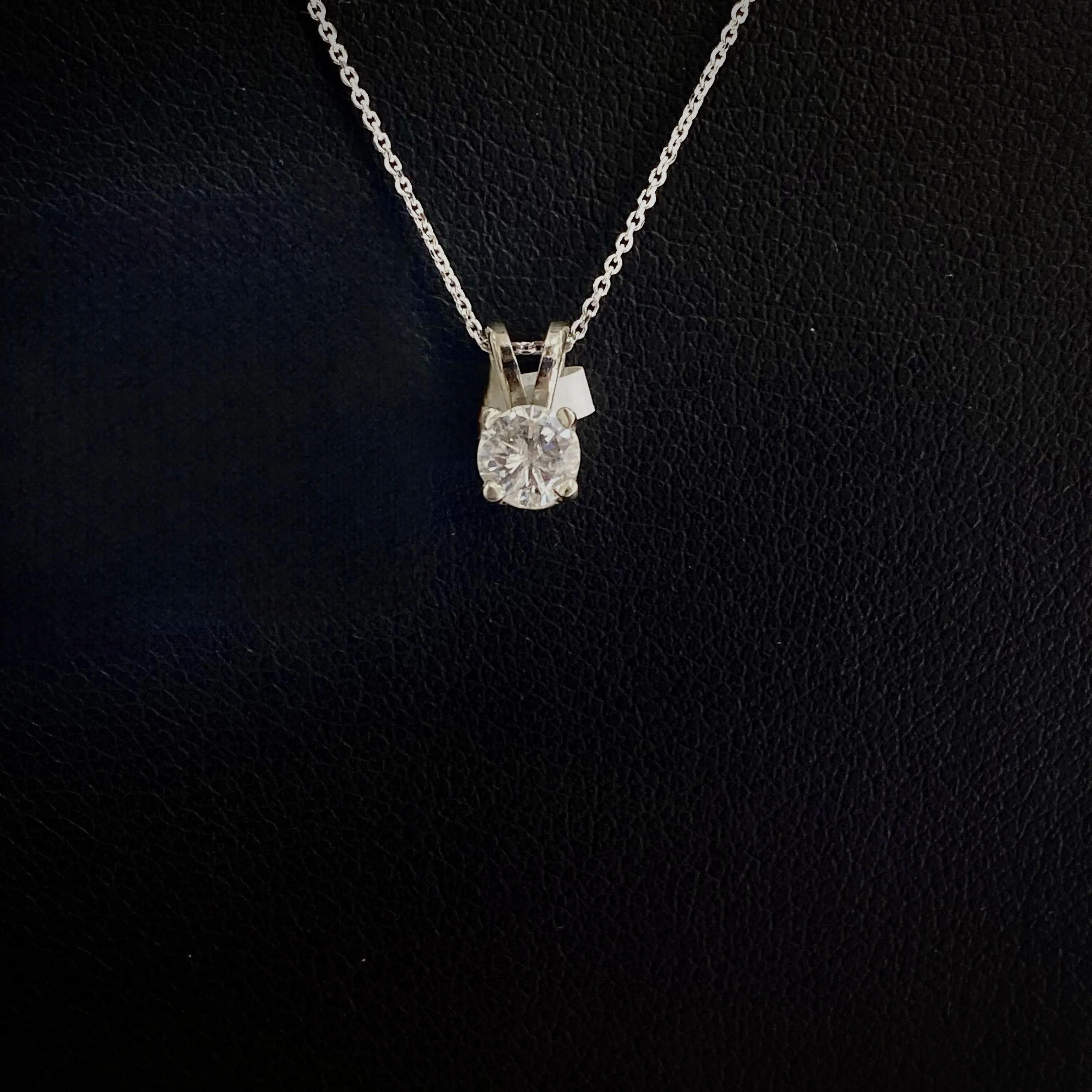 14K White Gold Diamond Luxury Pendant Ct Dia / 0.5gr