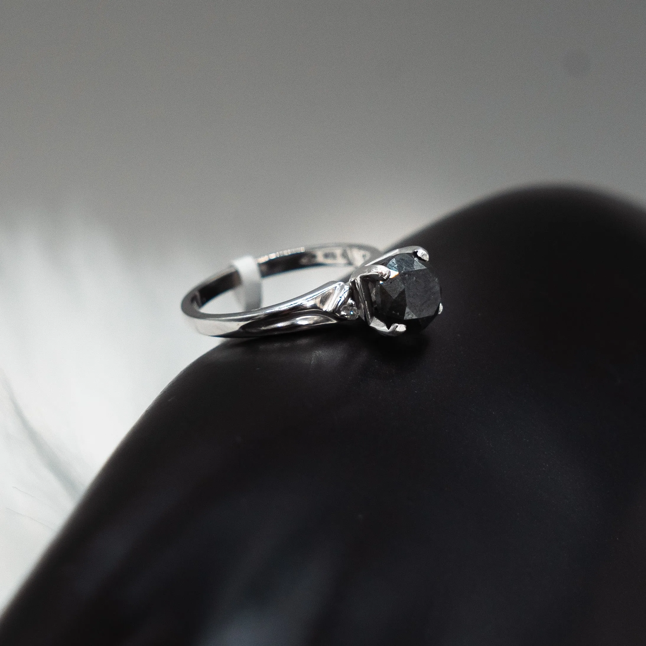 Black Diamond Engagement Ring 10K White Gold / 3.2gr / Size 7