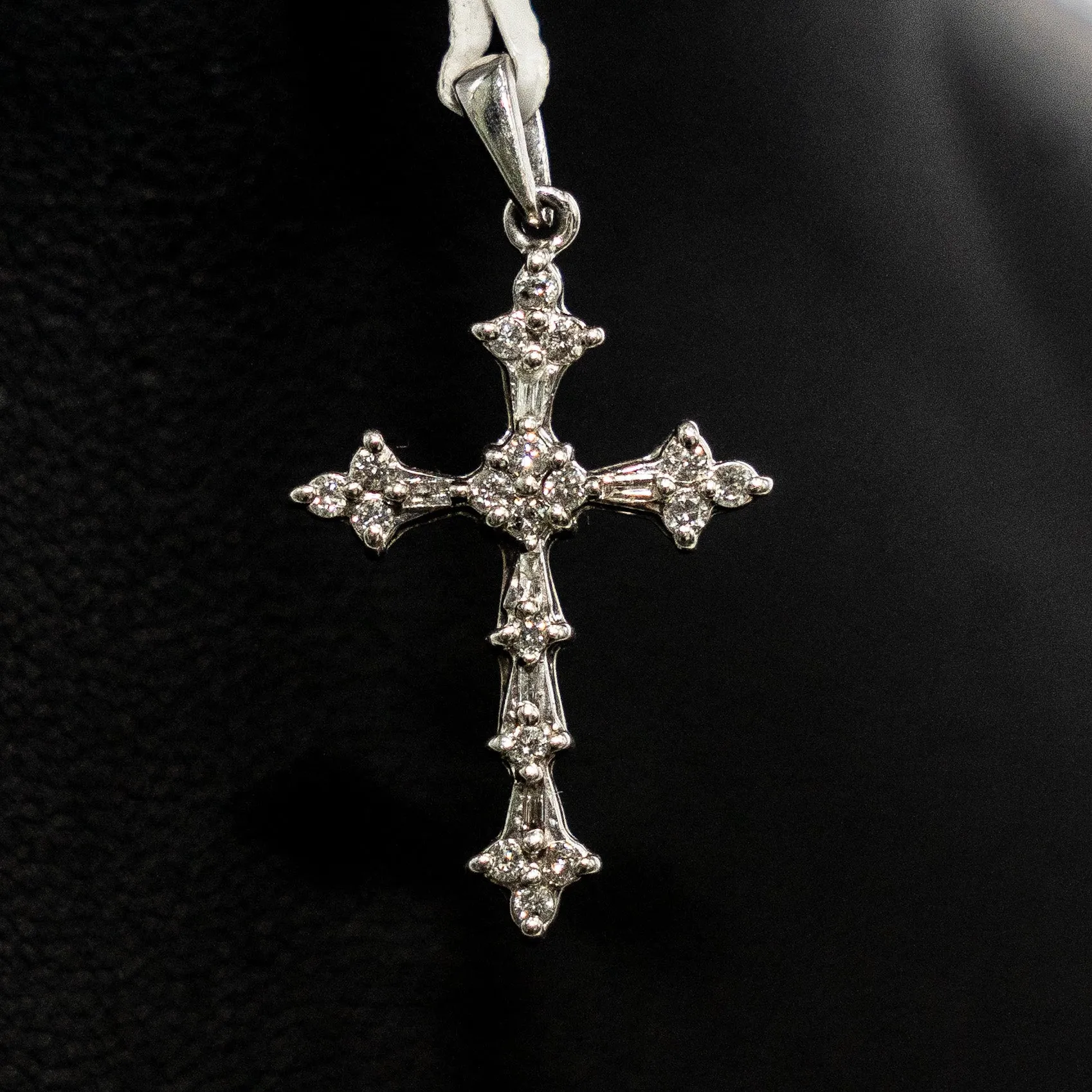 Diamond Cross Pendant 10K White Gold / 1.5gr