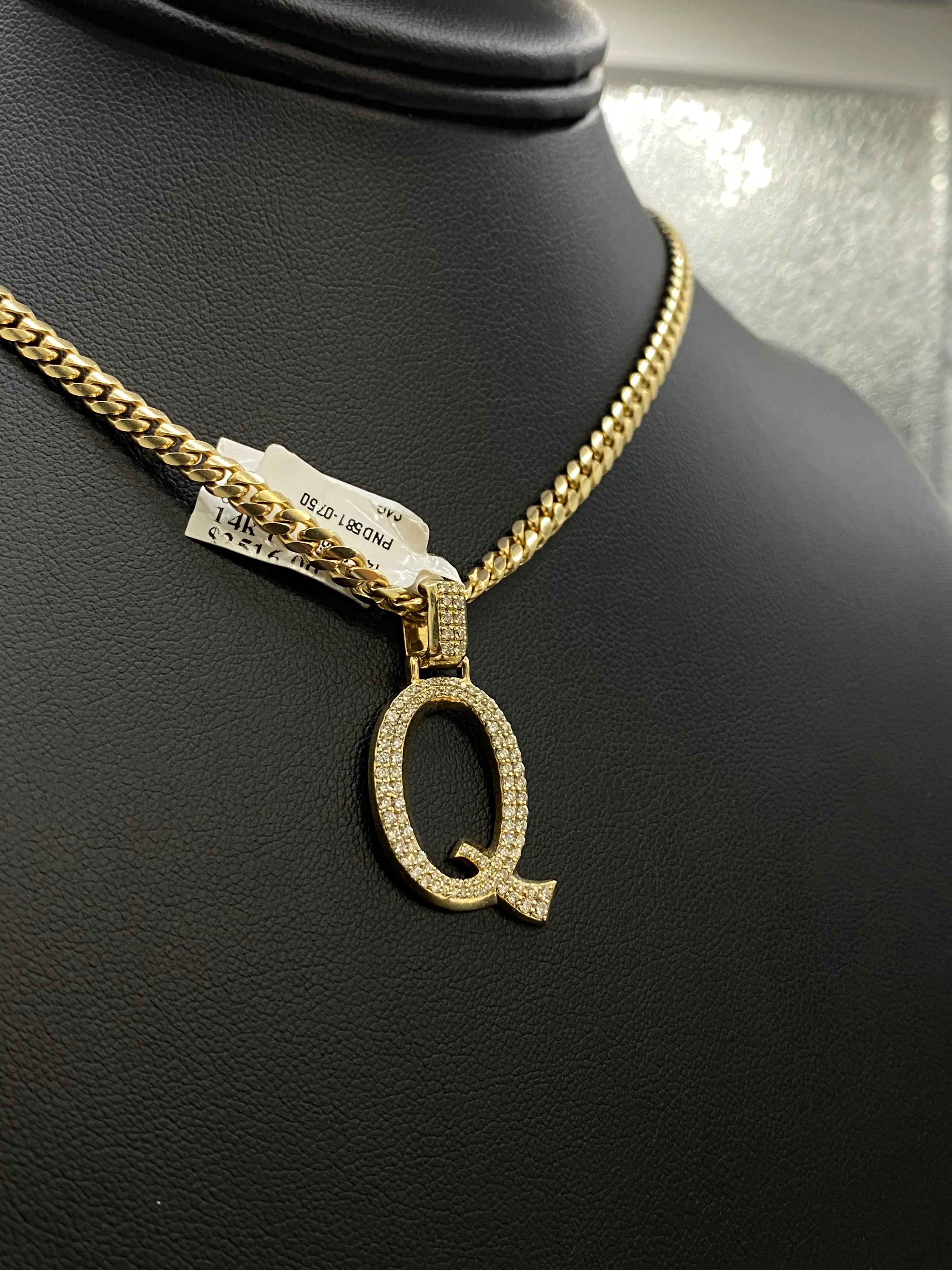 Letter Q Pendant 14K Yellow Gold With Diamond / 3.9gr