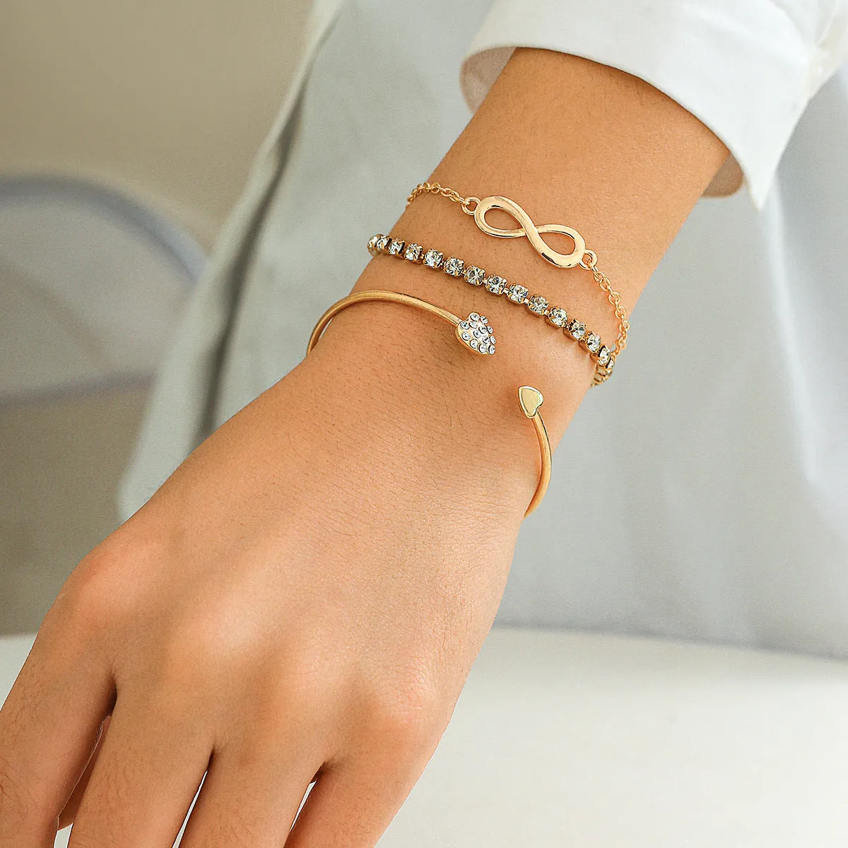 Retro Love Charm Bracelet with 8-shaped Diamond Chain and Geometric Water Diamond Inlays