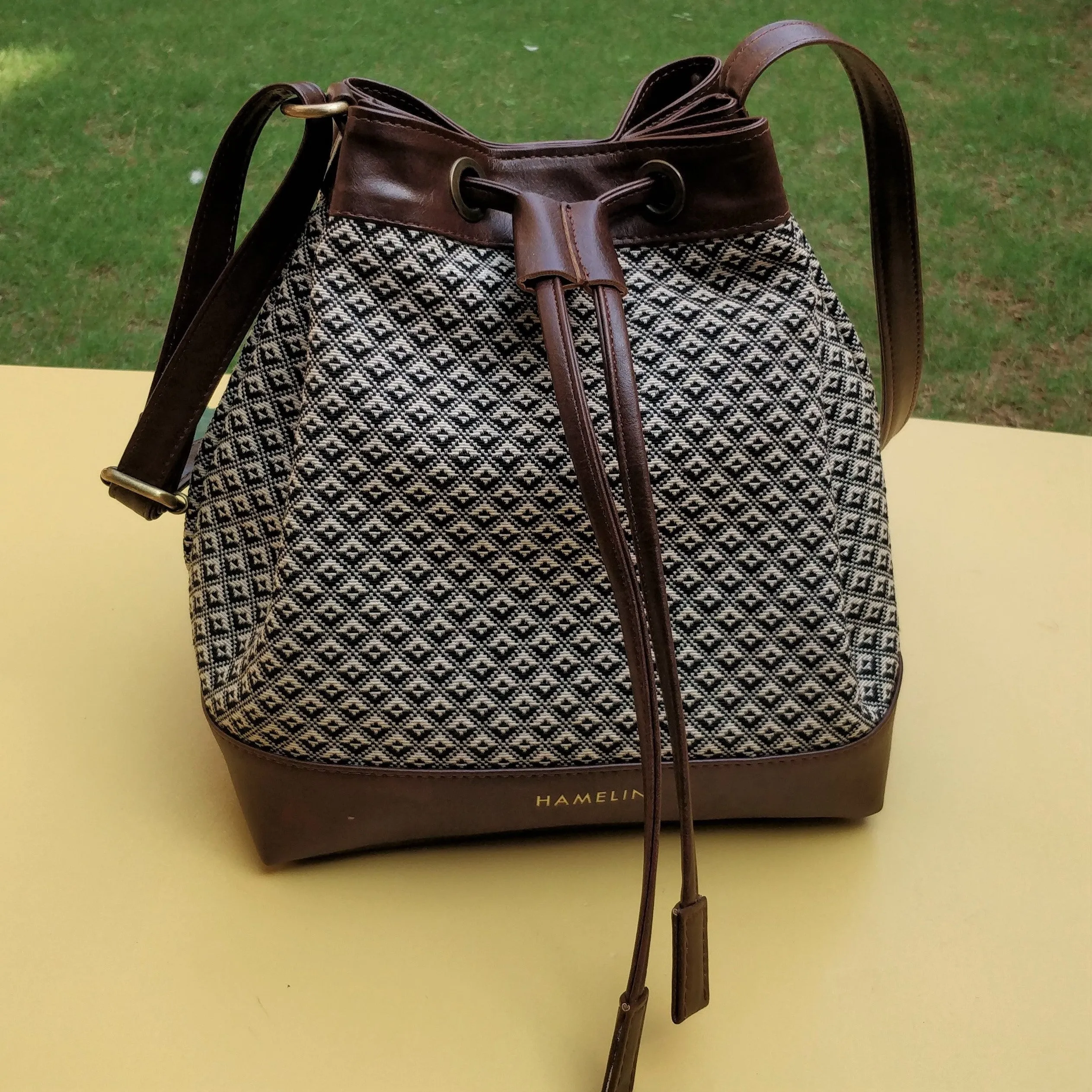 The Bucket Bag - Magpie