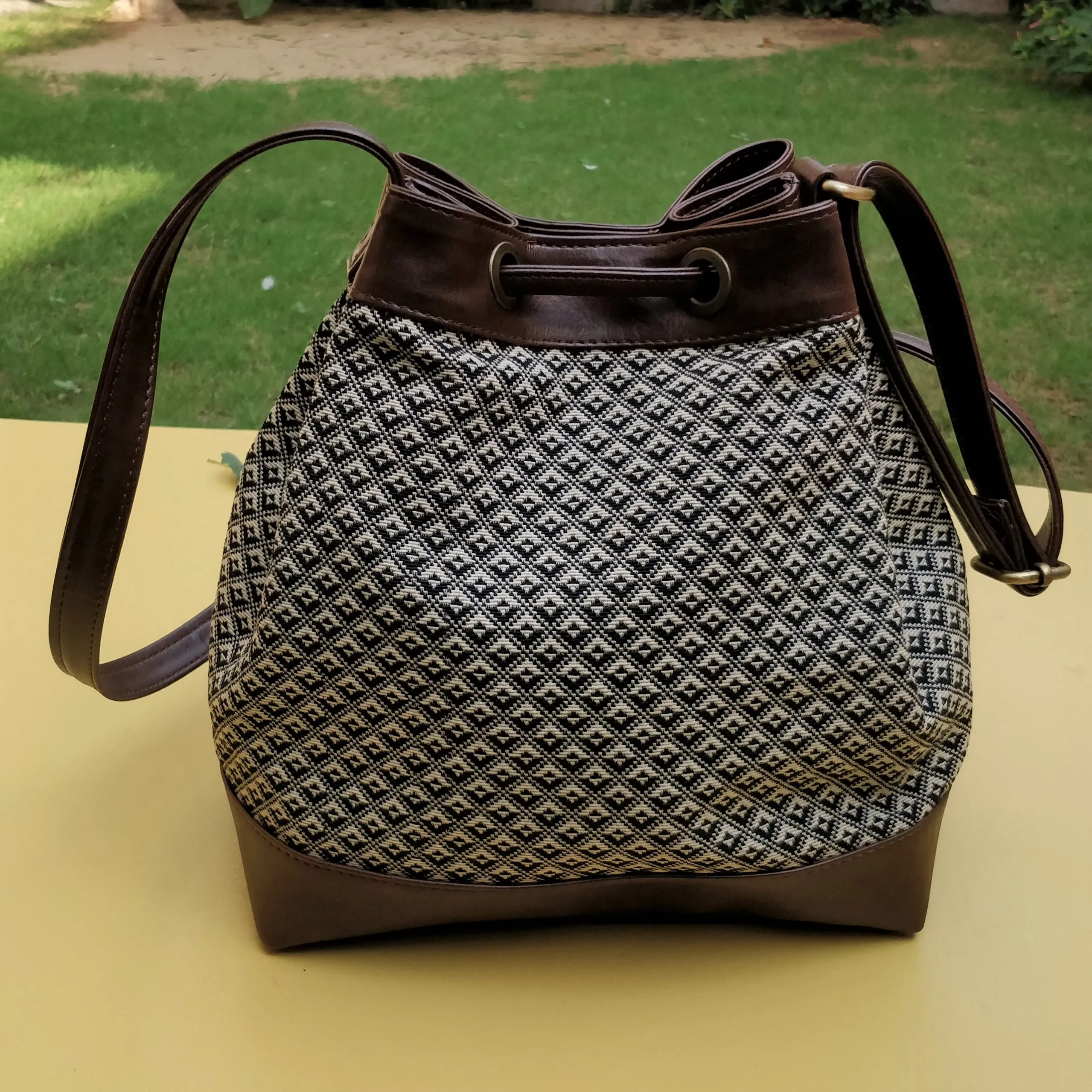 The Bucket Bag - Magpie